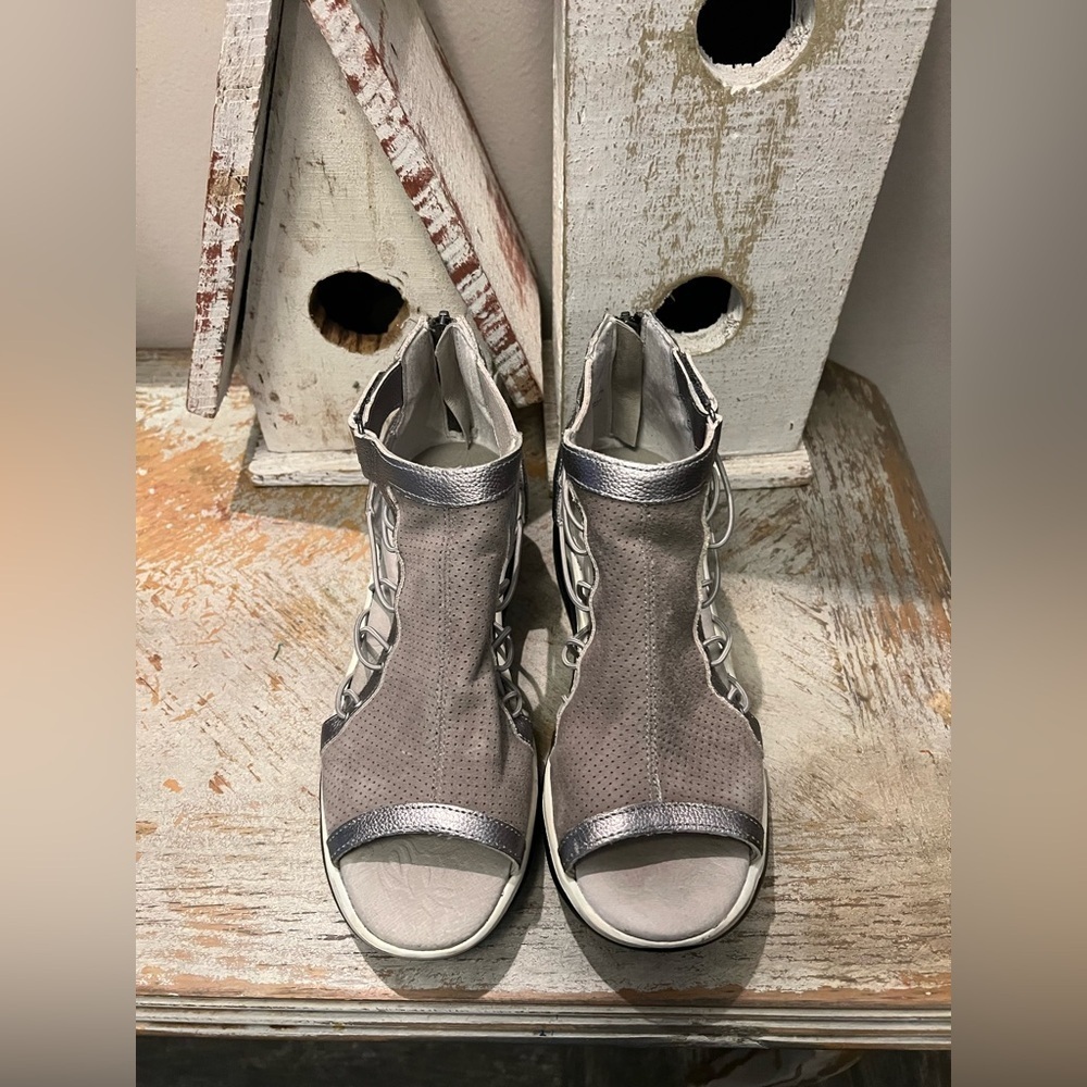 Jambu Metallic Gray Sporty Suede Strapey Sandals with Elastic Panels Open Toe - Picture 2 of 9